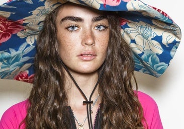 Sprays de pelo rizado para reavivar la hidratación y la forma natural de los rizos en la playa