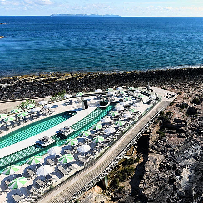 Las dos piscinas del Iberostar Selection Es Trenc, enclavadas en el mar, son un lugar ideal para relajarse y disfrutar del descanso vacacional.