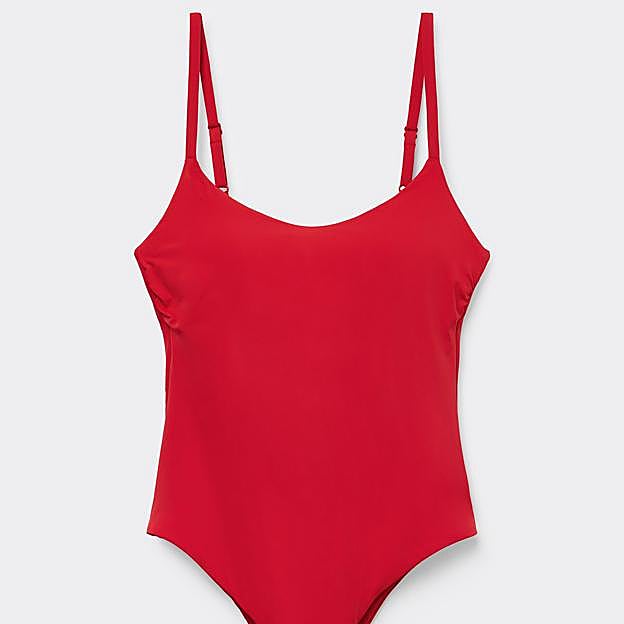 Imagen principal - Bañador espalda descubierta y efecto reductor ligero Indonesia de Calzedonia (41,30€)/ Elástico Xouxou con bordado perforado de Parfois (9,99€)/ Maxivestido de punto de H&M (39,99€)