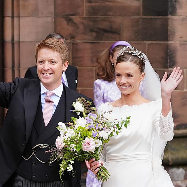 El duque y la duquesa de Westminster tras la ceremonia de su boda en 2024.