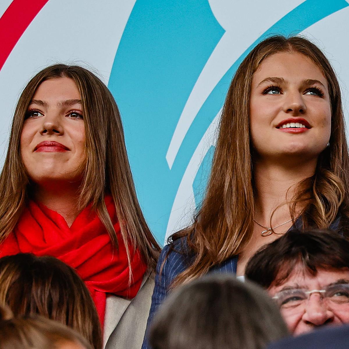Lo que no se vio de Leonor y Sofía en la final de la Eurocopa: la comentada bufanda de la infanta y un curioso diálogo de besugos