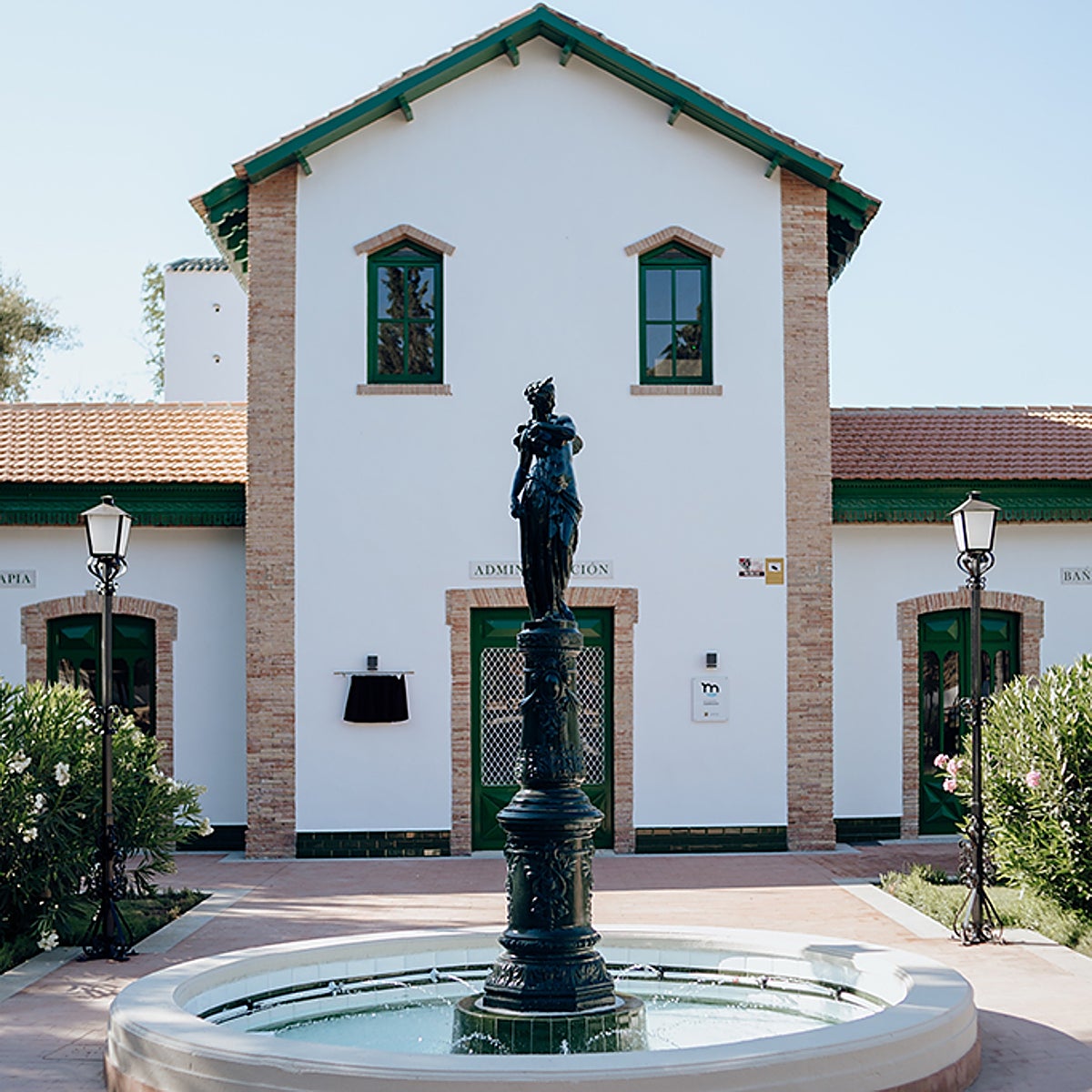 La Casa del Médico con la diosa Higea delante.