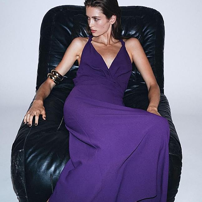 Vestido fluido con detalle de broche metálico