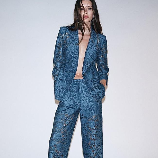 Traje con blazer y pantalón culotte de encaje