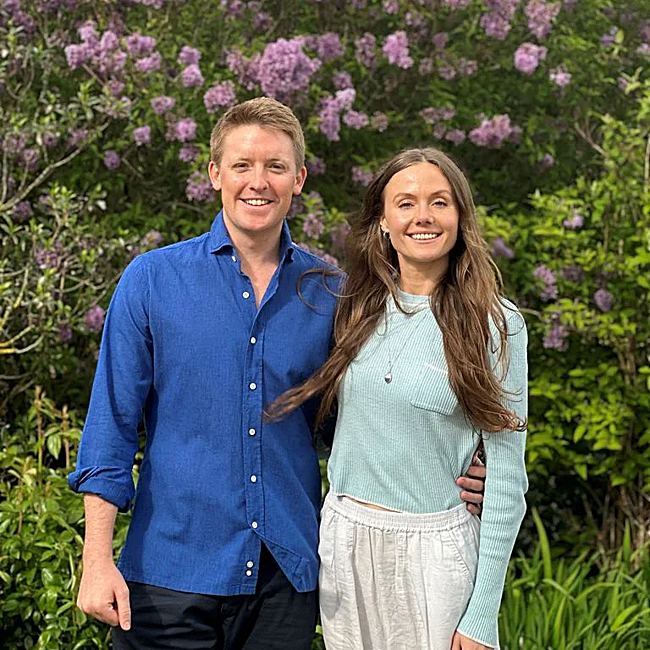 Hugh Grosvenor y Olivia Henson, en una imagen reciente.