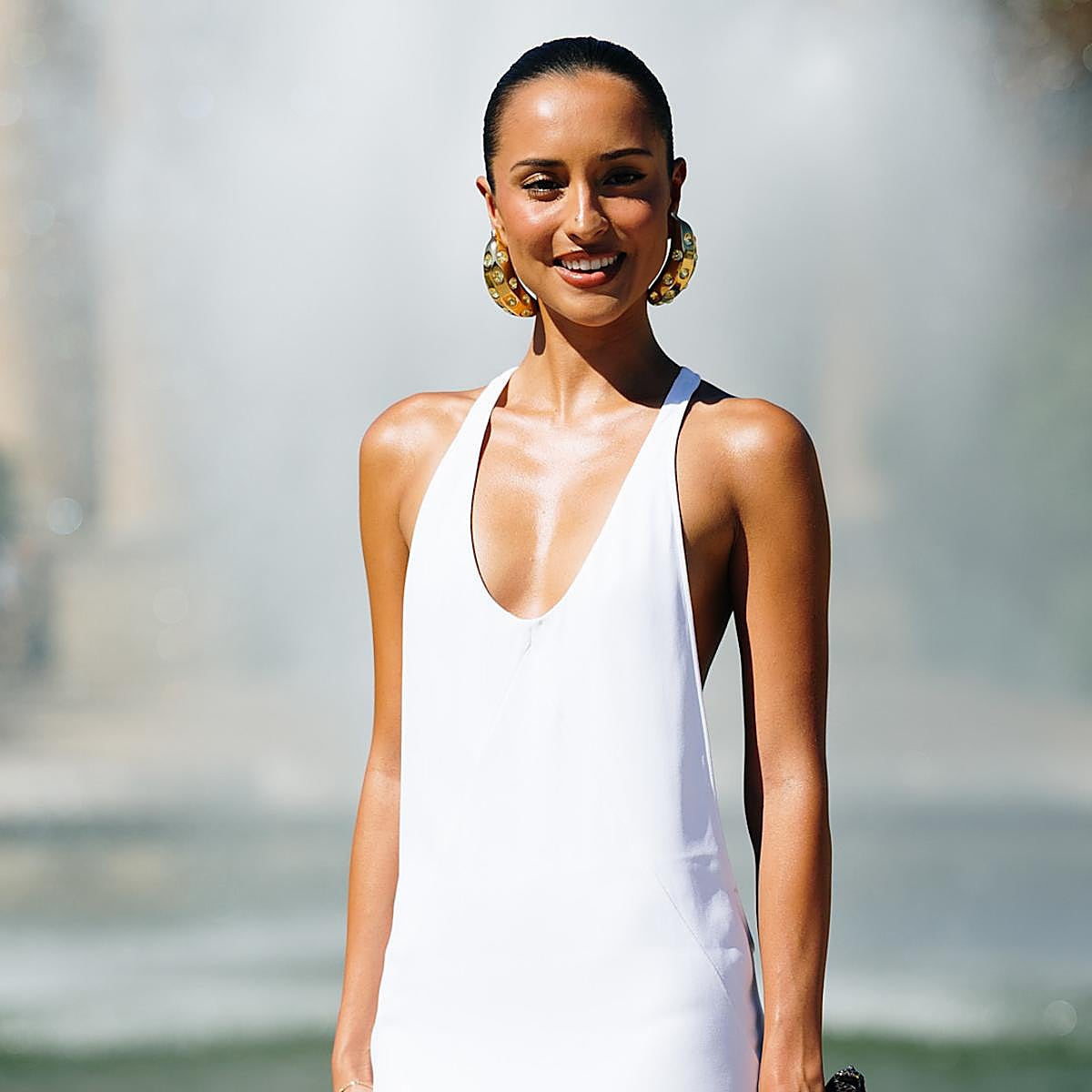 Mujer con vestido blanco bronceada