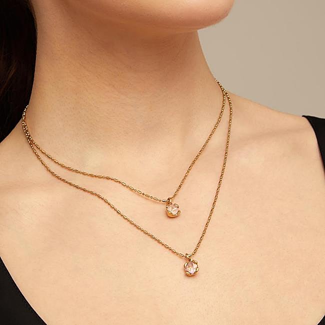 Collar rosa bañado en oro 18K y dos cristales rosas (111€)