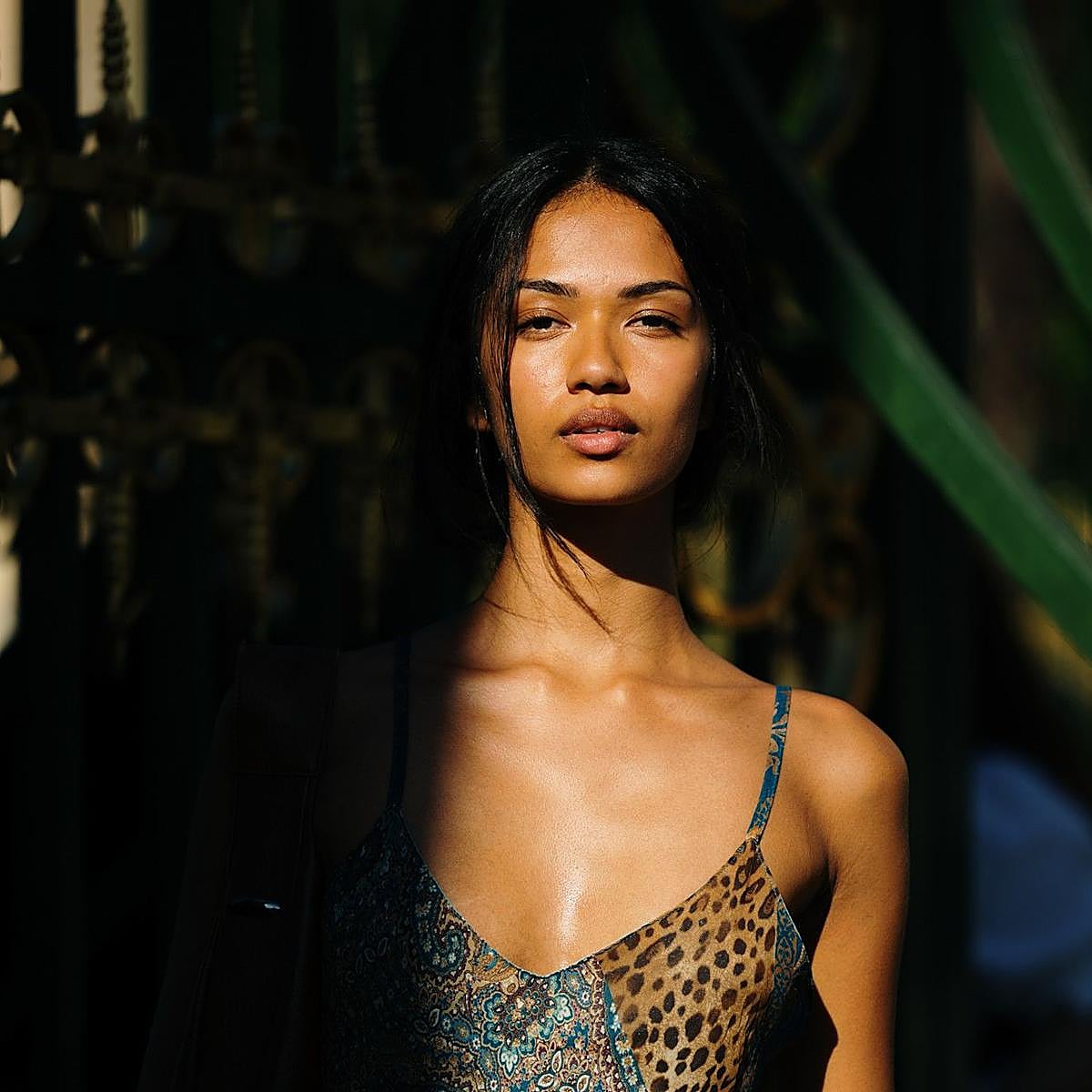 Influencer con piel luminosa