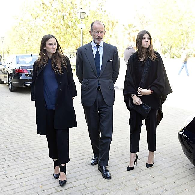 El príncipe Kyril de Bulgaria junto a sus hijas, Olympia y Mafalda de Sajonia-Coburgo-Gotha.