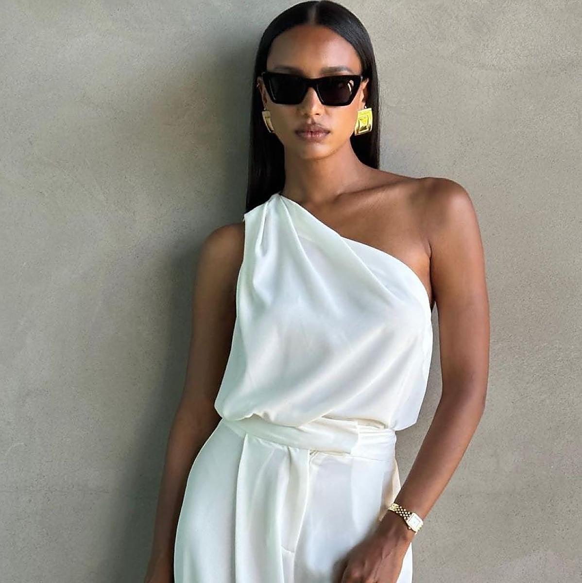 Influencer con mono elegante