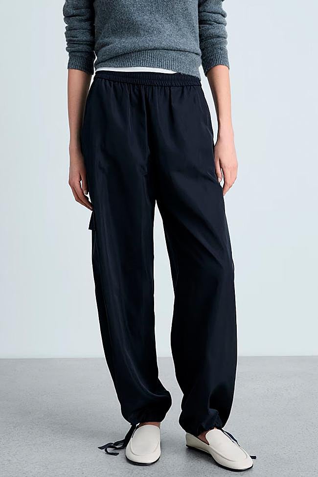 Pantalón cargo bajo ajustable de Mango.