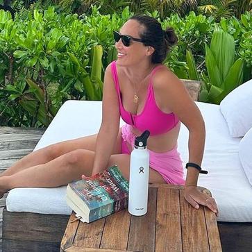 Imagen secundaria 1 - Algunas de las imágenes en bikini que Tamara Falcó ha publicado en su perfil de Instagram.