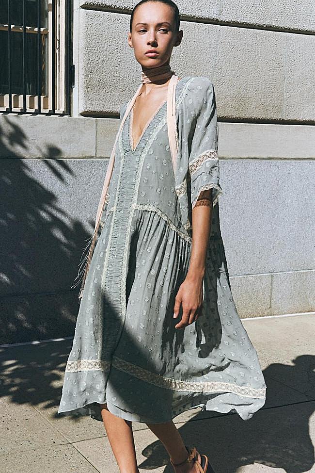 Vestido azul de Zara (79,99 euros)