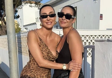 Las hermanas Rocío y Vicky Martín Berrocal, durante sus recientes vacaciones en Punta Umbría.