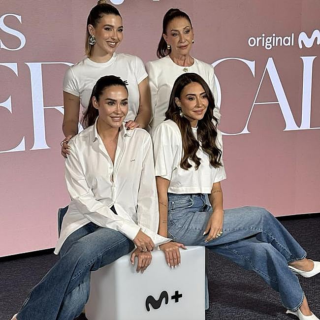 El clan Berrocal al completo, con Vicky, ocío, Alba y la matriarca, Victoria.