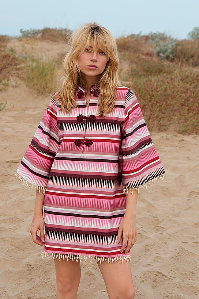 Vestido caftán con estamado de rayas de Laganini.