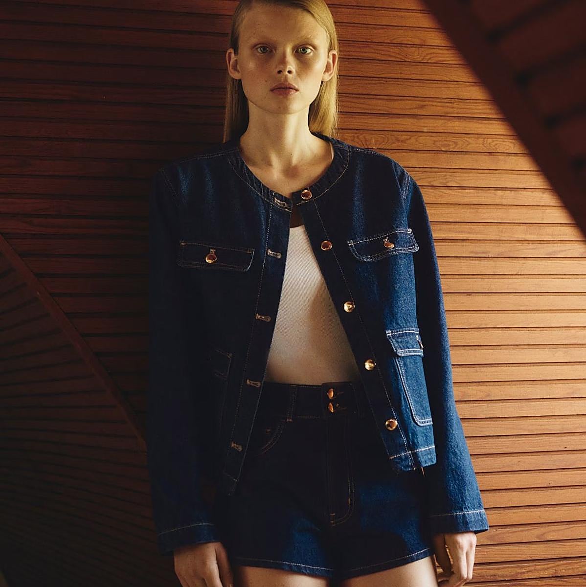 Modelo con prendas de H&M