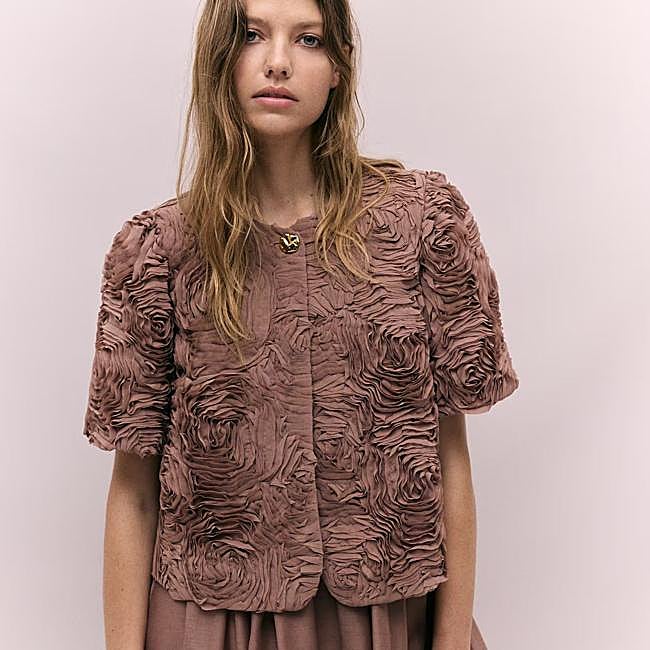 Blazer con flores en relieve
