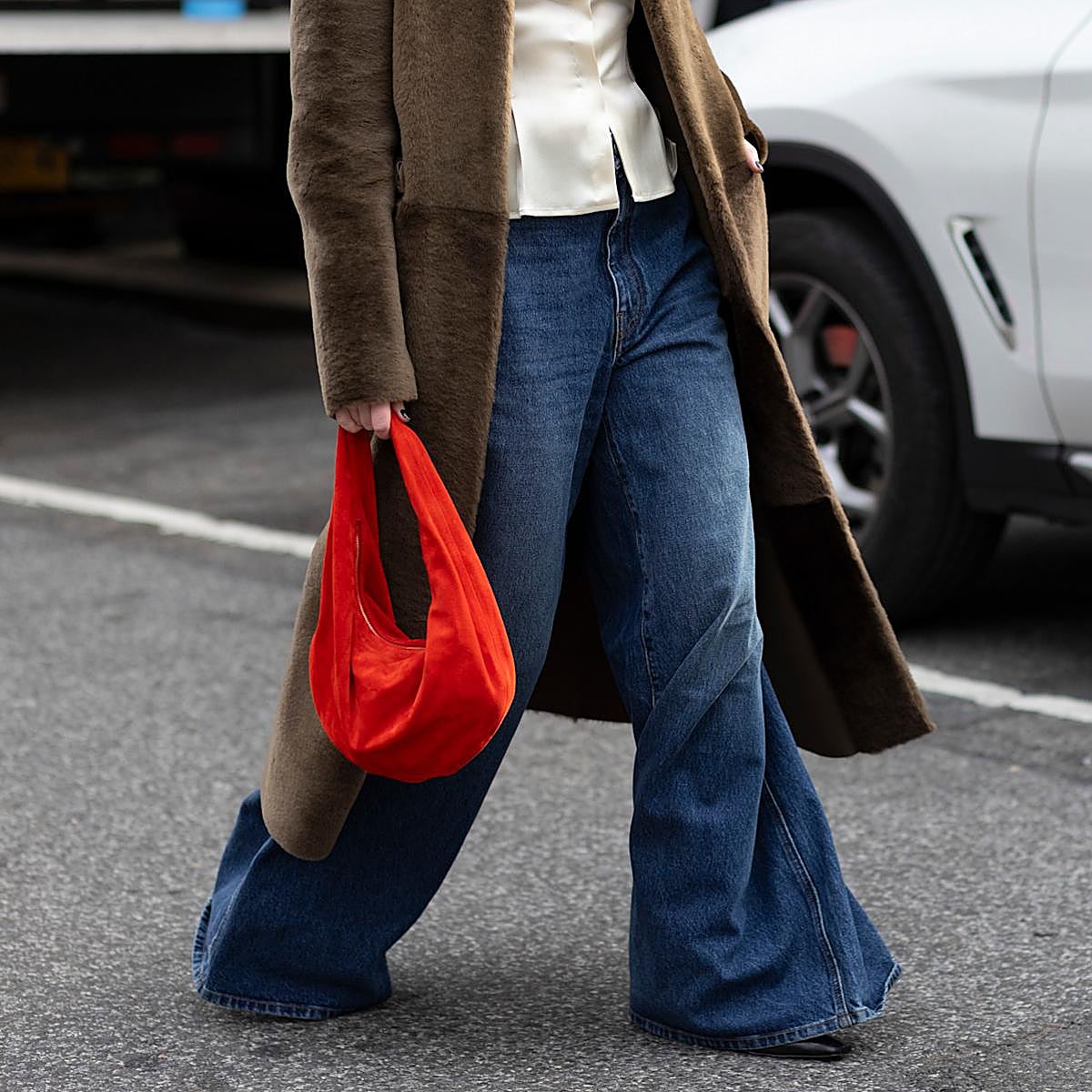 Mujer con pantalones de campana