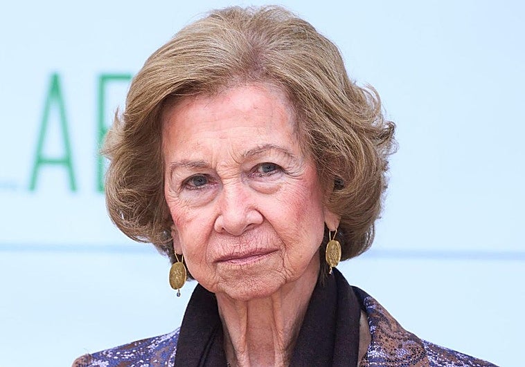 La reina Sofía permanece por el momento en Zarzuela al lado de su hermana.