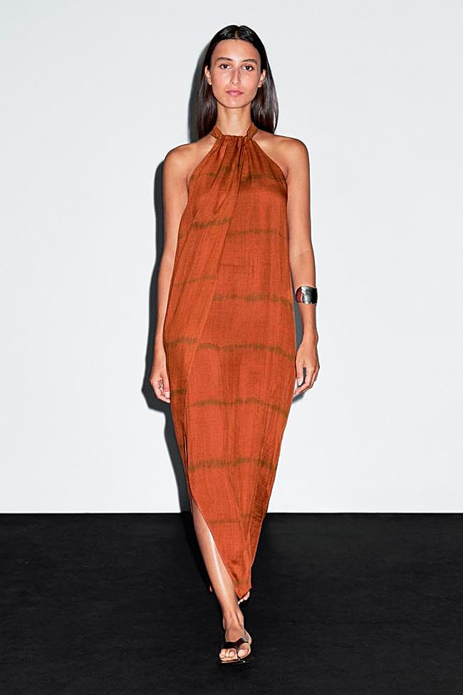 Vestido halter con estampado de rayas de Massimo Dutti.