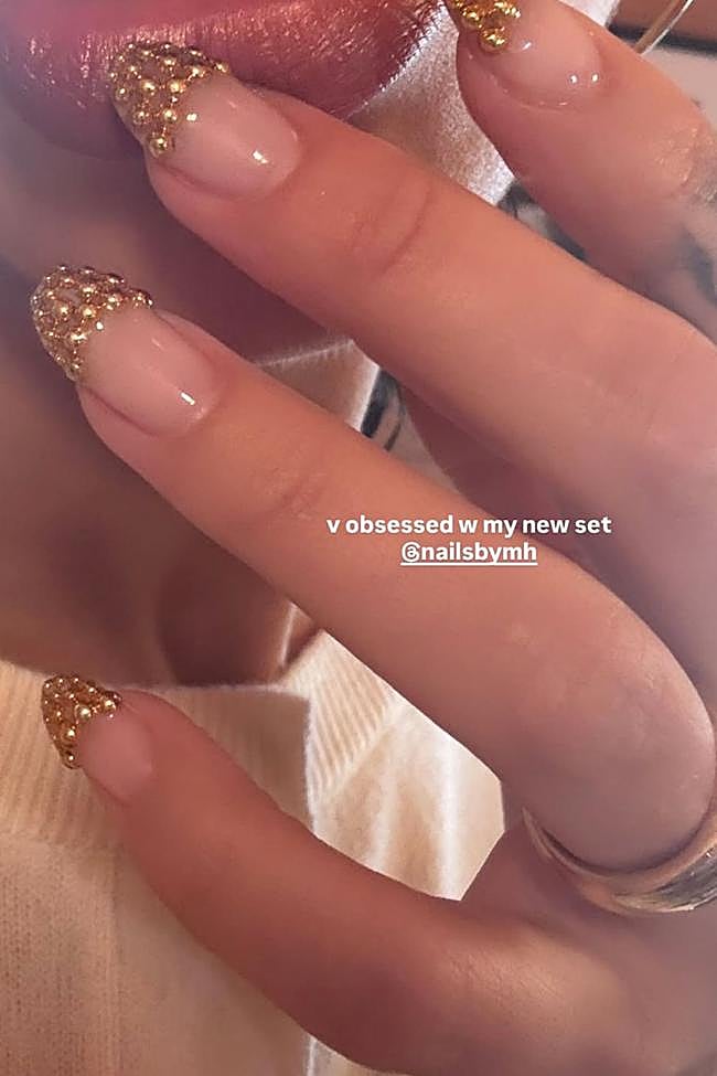 La cantante Dua Lipa con manicura adornada con cristales en dorado.