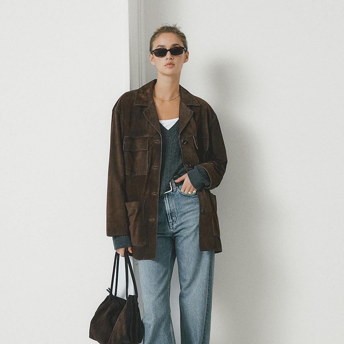 Modelo con prendas de Massimo Dutti