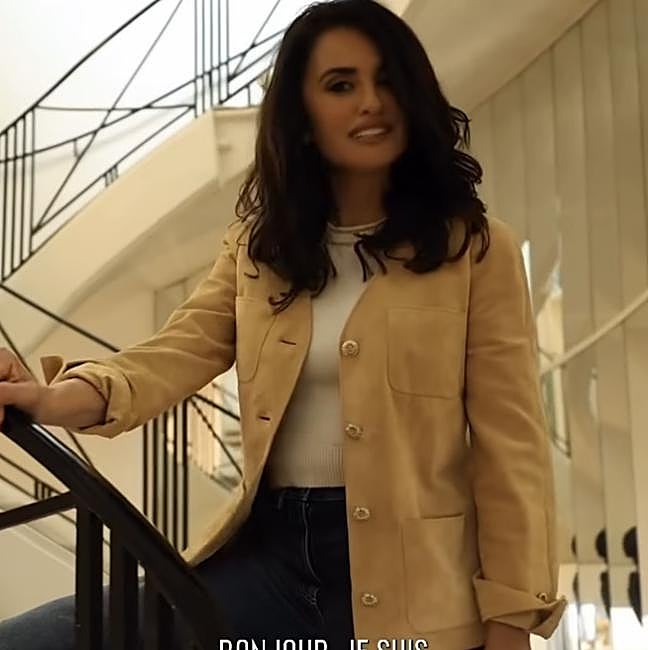 Chanel con una chaqueta de ante.