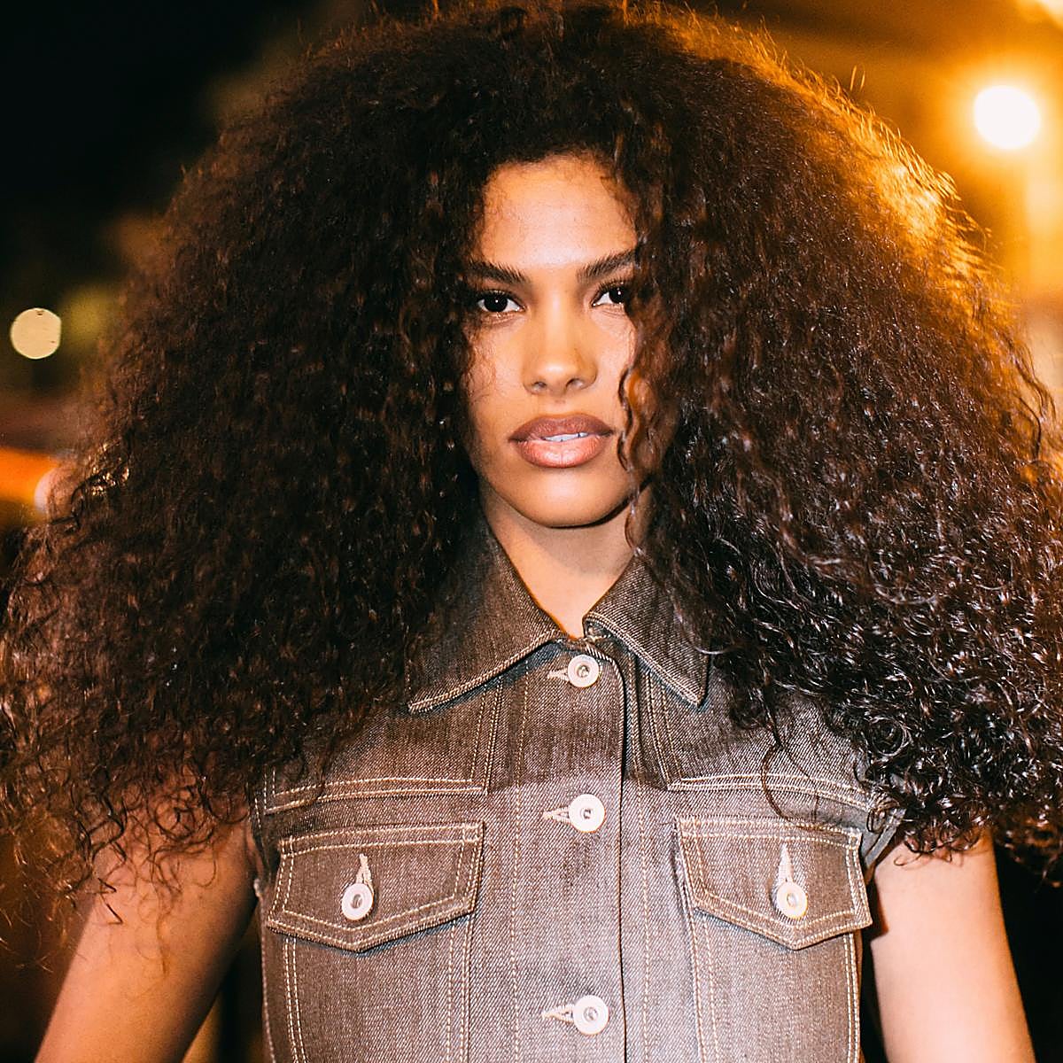 Pelo rizado con definición y sin frizz