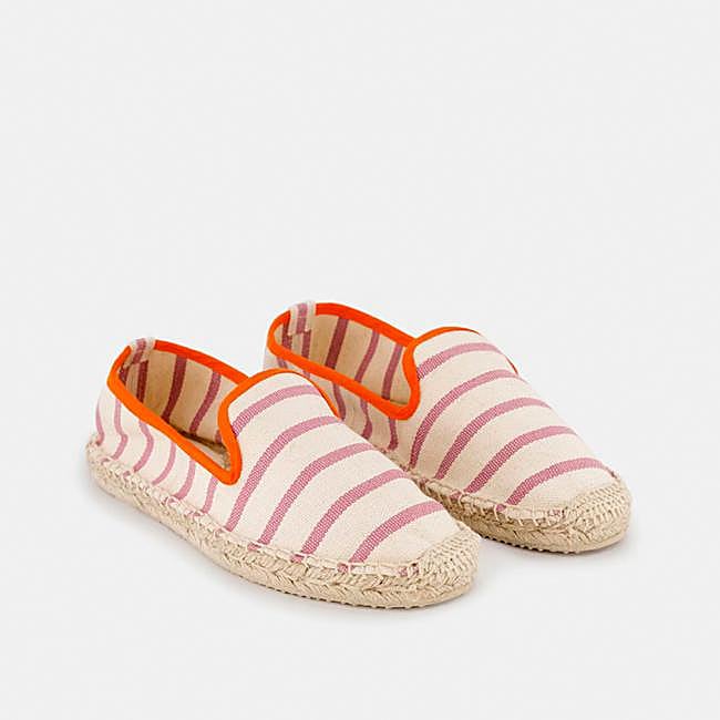 Alpargatas con estampado de rayas de Hipercor.