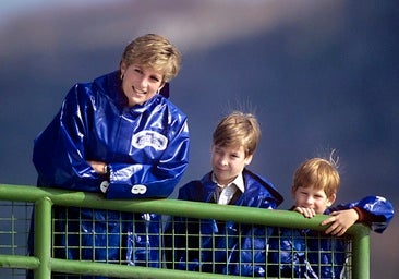La princesa Diana junto a Guillermo y Harry durante una visita a las cataratas del Niágara.