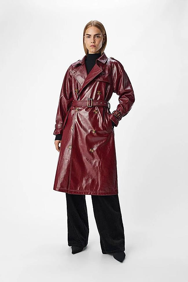 Gabardina larga efecto piel (60€)