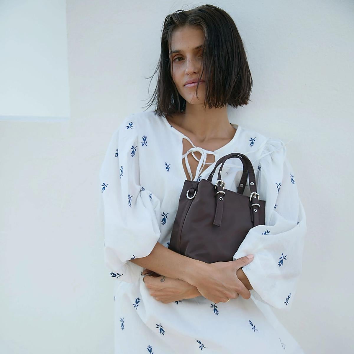 Modelo con vestido de Parfois