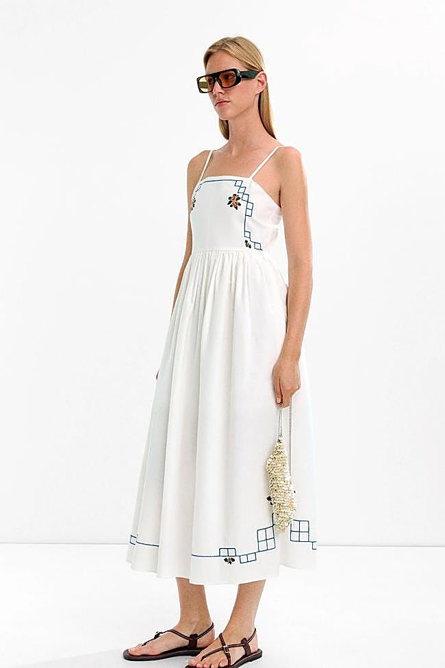 Vestido blanco con bordados de Parfois.
