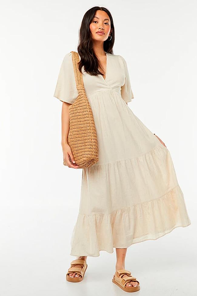 Vestido midi en beis de Kiabi.