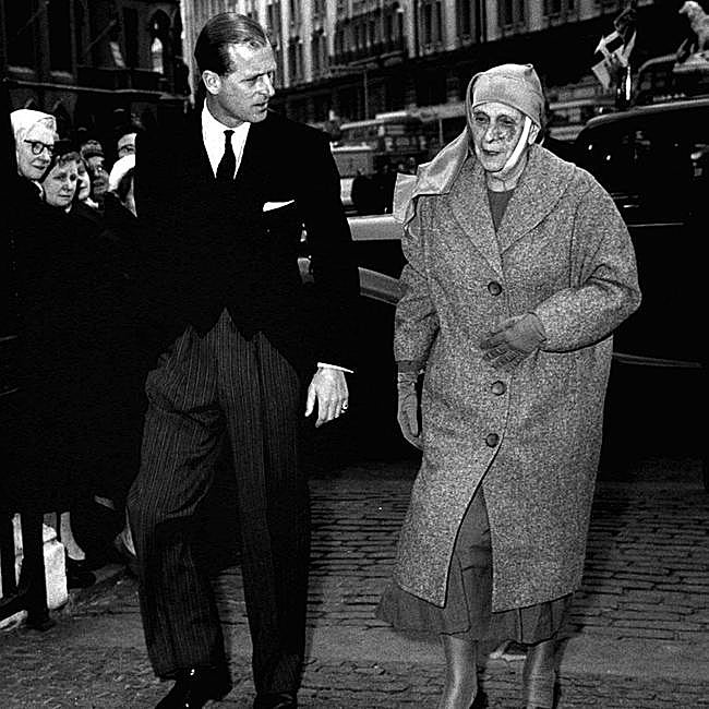 Felipe, duque de Edimburgo y su madre, Alicia de Battenberg.