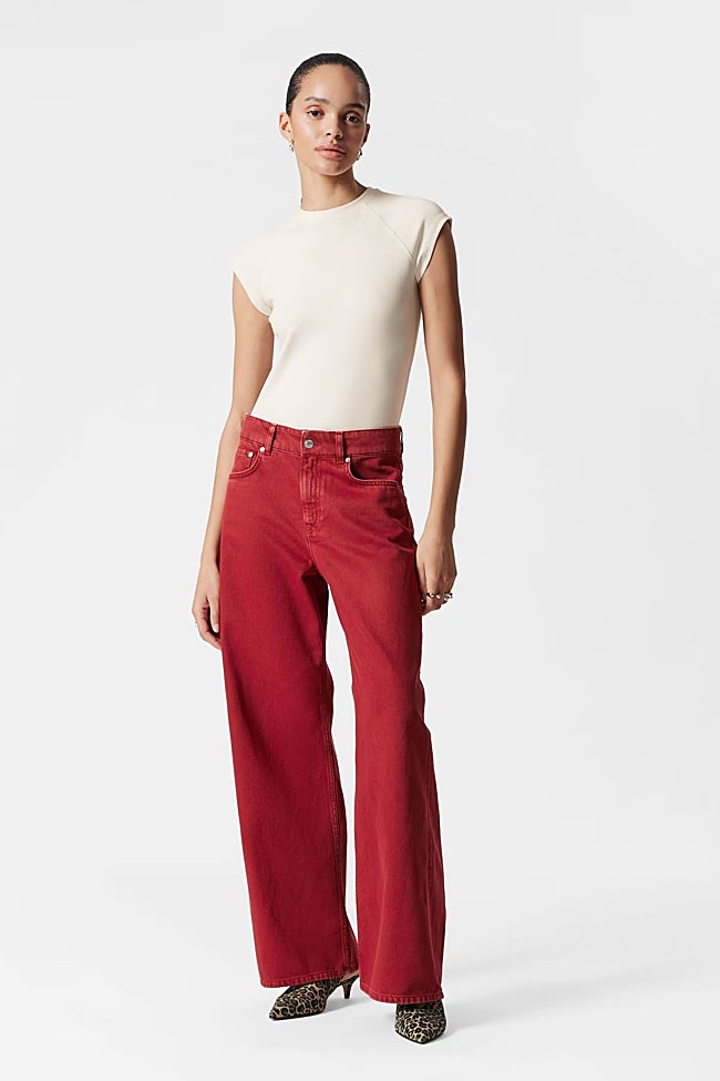 Pantalones rojos de & Other Stories (99,99 euros)