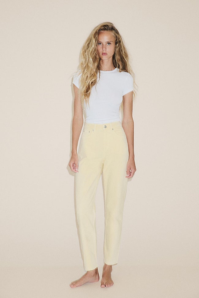 Pantalones amarillos de Zara (25,99 euros)