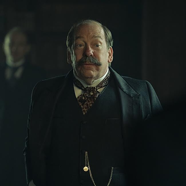 Bill Camp como J.P. Morgan, uno de los personajes reales que aparecen en la tercera temporada de La edad dorada.
