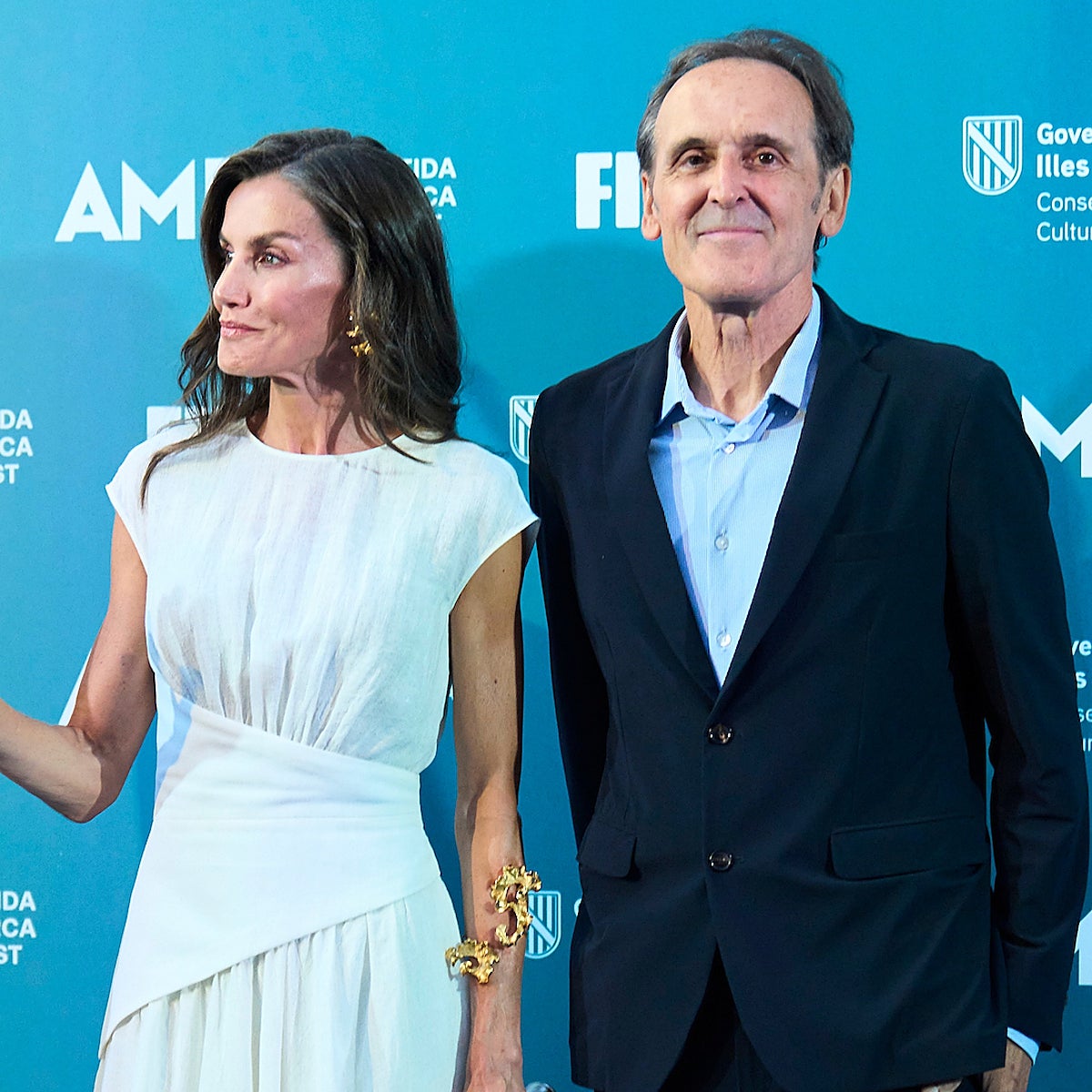 La reina Letizia junto a Alberto Iglesias en el festival Atlàntida de Mallorca.
