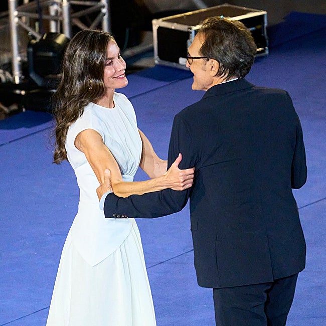 La reina Letizia entregando su premio a Alberto Iglesias.