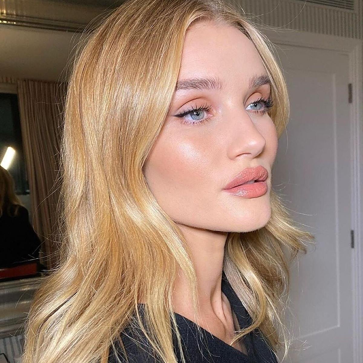 Rosie Huntington-Whiteley con colorete luminoso