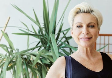 Mujer con un look deportivo.