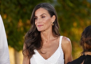 Letizia estrena en Mallorca un vestido ibicenco de tirantes con transparencias y alpargatas de cuña