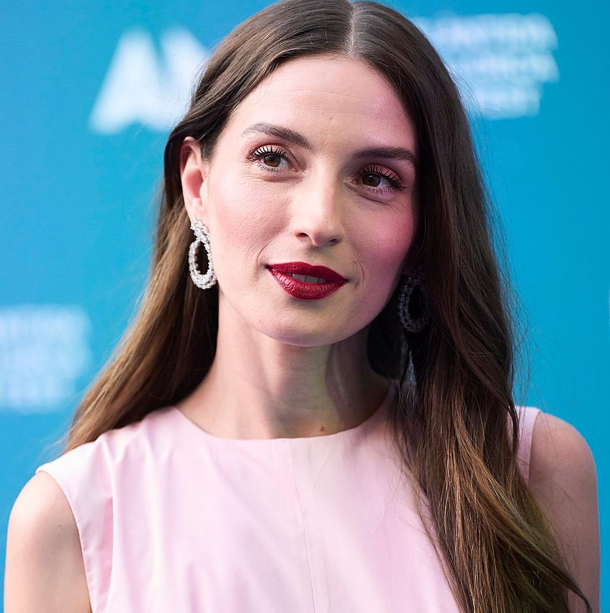 María Valverde en Mallorca con pendientes de Mumit.