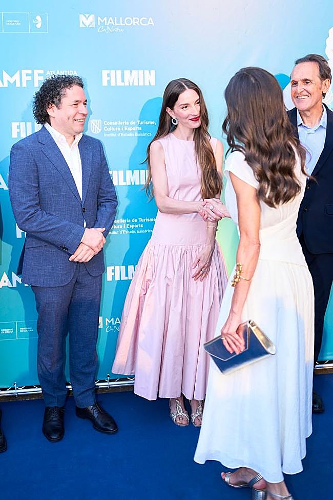 Gustavo Dudamel y María Valverde saludan a la reina Letizia.