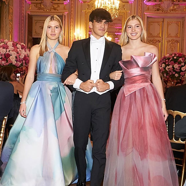 Las gemelas Iglesias acompañadas de su primo Niccolo.