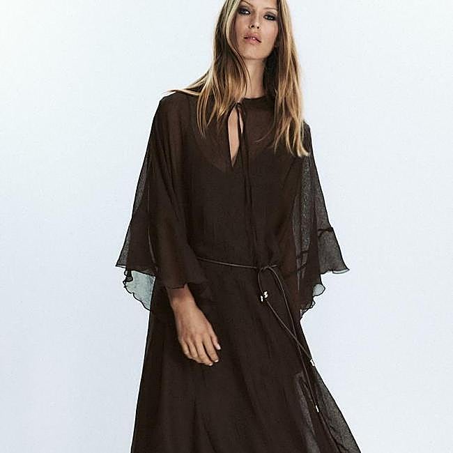 Vestido fluido con mangas de volantes