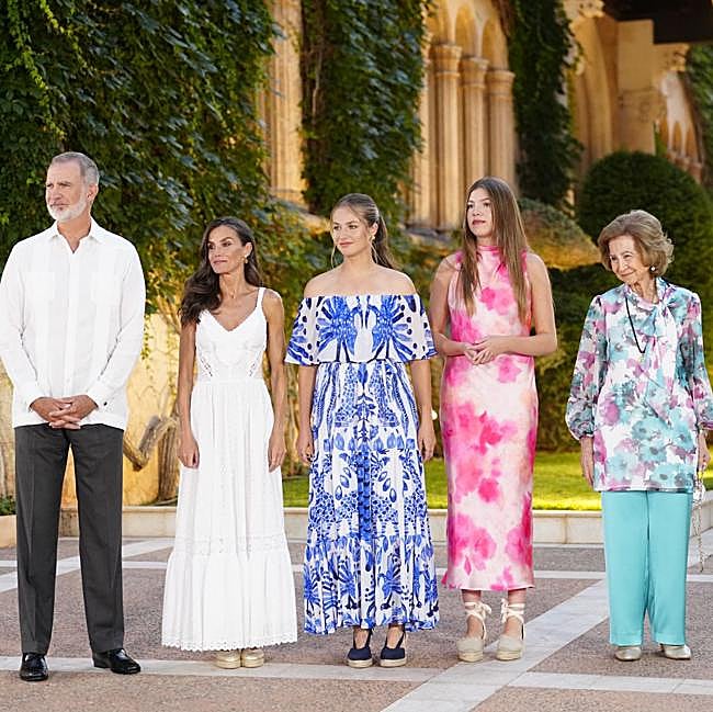 Felipe, Letizia, Leonor, Sofía y la reina emérita.