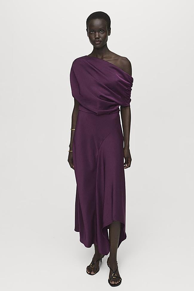 Vestido lencero satinado asimétrico de Mango.